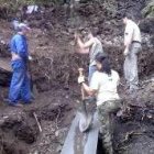 La imagen muestra un momento de los trabajos en la fosa de Leiroso