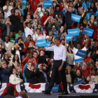 Obama saluda al público en un acto de campaña en Ohio.