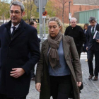 Gemma Montull y su abogado, seguidos de Jordi Montull y su letrado, a su llegada a la Ciutat de la Justícia.