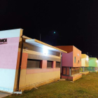Imagen del patio de la escuela infantil totalmente iluminado tras la intervención en la zona. DL