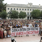 Miles de personas han participado en la concentración convocada por las familias de Marina y de Laura.