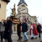 Los cofrades de San Blas portan al santo a hombros.