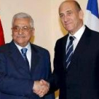 Abás y Olmert se saludan al inicio de la tercera reunión oficial