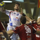 Raúl Nantes intenta superar la defensa del Veszprém húngaro durante un partido de Liga de Campeones la pasada campaña.