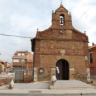 Aspecto del exterior de la ermita de Santiago tras el soterramiento del transformador.