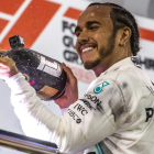 Hamilton celebra su triunfo en el podio del circuito de Sakhir. SUKI