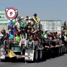 Miembros de la caravana, sobre un camión en Puebla.