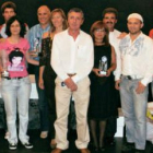 Los campeones y subcampeones posan con sus trofeos en la tradicional foto de familia.