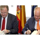 El alcalde de León, Antonio Silvan, y el presidente de Adif, Gonzalo Ferré, firman el acuerdo de colaboración para la instalación del stand del Ayuntamiento de León para la promoción turística de la ciudad en la estación de trenes de Chamartin
