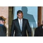 Urdangarin y su abogado, Mario Pascual Vives, salen de los juzgados de Palma, el 25 de febrero del 2012.