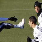 Cristiano (i) Di Maria (d) junto al francés Varane durante el entrenamiento del Real Madrid.