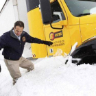 El gobernador de Nueva York, Andrew Cuomo, inspecciona un camión atrapado por la nieve.