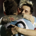 Messi se abraza a Pratto tras un gol de Argentina ante Colombia.