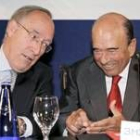 Manuel Pizarro, presidente de Endesa, charla con Emilio Botín, presidente del Santander