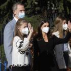 Los reyes y sus hijas a su llegada a un centro de acogida de familias ucranianas, el sábado. JUAN CARLOS HIDALGO