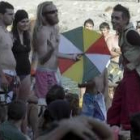 El humor de los clowns amenizó ayer la tarde en el recinto de la playa fluvial de Villafranca
