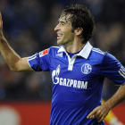 Raúl celebra tras marcar con el Schalke el 3-1 al Ausgsburgo durante el partido de la Bundesliga.