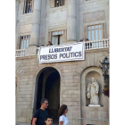 Pancarta en la fachada del Ajuntament pidiendo la liberación de Jordi Cuixart y jordi Sánchez.