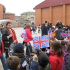 Los niños recibieron a los titulados europeos con banderas del país