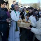 El párroco de Cacabelos bendijo los panes de los miles de personas que se acercaron al santuario