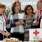 La reina Letizia y la ministra de Sanidad Dolors Montserrat, en la sede de la Cruz Roja mexicana