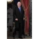 El rey entra en la sala de audiencias del Palacio Real.