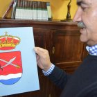 El alcalde muestra el escudo de Matanza de los Oteros. MEDINA