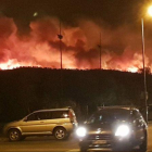 Una columna de llamas, al fondo, esta noche, en el gran incendio de Bormes-les-Mimosas.