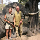 El Rey posa con el propietario de Rann Safaris, frente a un elefante abatido durante una cacería en el año 2007.