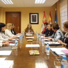 María José Salgueiro, preside una reunión sobre la violencia de género. MIRIAM CHACÓN