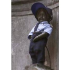 El famoso Manneken Pis, ataviado de policía