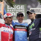 Martin celebra la victoria en el podio junto a 'Purito' y Valverde.