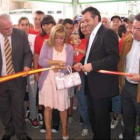 Isabel Carrasco junto a Nicanor Sen, en la inauguración de la plaza y la feria de Cistierna.