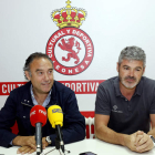 Javier Elorrieta, a la derecha, junto al director general de la Cultural, Felipe Llamazares. MARCIANO PÉREZ