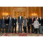 Los Príncipes de Asturias posan junto a los miembros de la Asociación de Enfermos de Crohn y Colitis