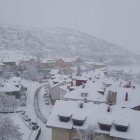 Riaño apareció ayer cubierto por una gruesa capa de nieve que se intensificará en próximas horas. CAMPOS