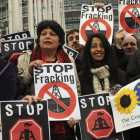 Activistas del Partido Verde protestan contra el ‘fracking’ delante del Parlamento Europeo en Estrasburgo.