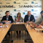 La alcaldesa y dos concejales se reunieron ayer con el equipo técnico de Adif en el Ayuntamiento. DL