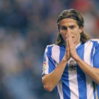 El defensa brasileño del Deportivo Filipe Luis se lamenta en uno de los errores de la zaga coruñesa