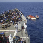 Refugiados rescatados por la fragata Navarra.
