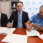 Pablo Sancho  y José Antonio Fierro, de La Caixa y de la asociación Ambi firmaron el acuerdo.  mata