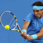 Rafa Nadal devuelve una bola en su partido ante el australiano Matthew Ebden.