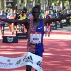 El atleta keniano Reuben Kerio gana este sábado la 42ª edición de la media maratón masculina de Madrid.