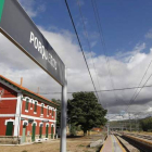 La estación de Porqueros, en una foto de archivo, presta ya menos servicios a los vecinos.