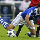 Raúl Gonzalez se hace con el balón en un lance del encuentro de ida ante el Manchester.