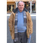 Pedro Cordero posa, ayer al mediodía, en una céntrica plaza de Astorga
