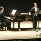 Un momento de la actuación del tenor Miguel Bernal, acompañado al piano por Héctor Guerrero