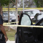 Un policía observa uno de los coches a los que disparó el autor del tiroteo de Santa Mónica.