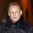 El contable del Instituto Nóos, Marco Antonio Tejeiro, abandonando los juzgados de Instrucción de Palma de Mallorca tras prestar declaración ante el juez José Castro, el pasado mes de febrero.