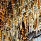 Estalactitas en la cueva de Llamazares. DL